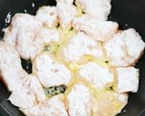 柔らか鶏むね肉としめじのバタポン炒め。作り方3写真