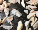 やげん軟骨と新玉ねぎのニラ醤油炒め作り方1写真