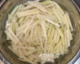 栄養たっぷり大根の皮と豚こまの炒め煮〜♪作り方1写真