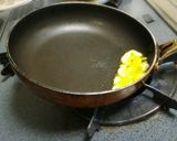 春キャベツの芯とにんにくのオイスター炒め作り方2写真