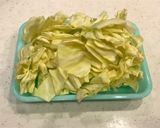 春キャベツと豚肉の、おかずになる味噌汁！作り方1写真