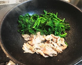 ☆簡単！菜の花と豚肉のごま醤油炒め☆作り方2写真