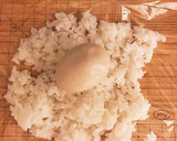 とろけるチーズと半熟煮卵のおむすび。作り方2写真