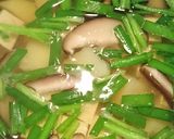具沢山♪ニラとじゃがいもと椎茸の味噌汁作り方3写真