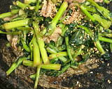 余った菜の花を豚小間で炒めた副菜！作り方3写真