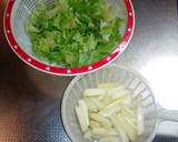 セロリとレタスのマヨ炒め粗挽きシーザー風作り方1写真