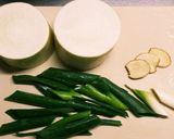 簡単分量！柔らか手羽元と大根の煮込み☆　作り方1写真