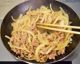 簡単♡豚肉と玉ねぎのバタポン炒め♪作り方3写真