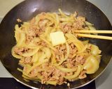 簡単♡豚肉と玉ねぎのバタポン炒め♪作り方4写真