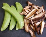 レンジで簡単！スナップえんどう椎茸チーズ作り方1写真