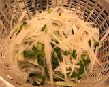 簡単！残った大根の皮と葉っぱの酢の物！作り方1写真