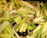 ☆セロリとひき肉の炒め物☆作り方3写真