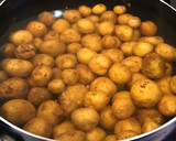 小粒の新ジャガと鶏そぼろの煮合わせ作り方1写真