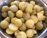 小粒の新ジャガと鶏そぼろの煮合わせ作り方2写真