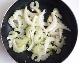 チーズが効いている　セロリのキムチ炒め作り方1写真