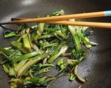 ウドの皮とハリギリの新葉の炒め物作り方7写真