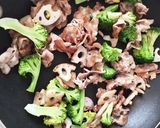 プルコギのタレ豚肉 蓮根ブロッコリー炒め作り方3写真