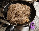 バターサーモンのパスタを蕎麦で・隠醤油味作り方5写真