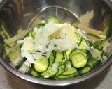 きゅうりと新玉ねぎの豆乳わさびごま和え作り方1写真