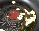 ホタルイカとウドと春菊のペペロンチーノ作り方2写真