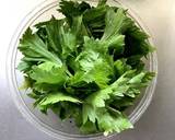 【糖質制限】セロリ葉と油揚げの炒め物作り方1写真