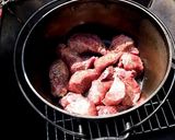 ダッチオーブンでタンシチュー☆キャンプ飯作り方1写真