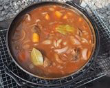 ダッチオーブンでタンシチュー☆キャンプ飯作り方4写真