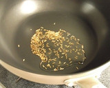 人参と玉ねぎのクミンめんつゆそぼろ炒め作り方1写真