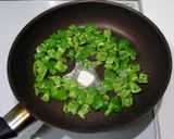 卵いらずの二色丼!鶏胸そぼろガリバタ醤油作り方2写真