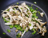 簡単！ムネ肉と舞茸のニラ茎味噌炒め作り方3写真