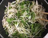簡単！豚肉ともやしと豆苗の炒め物作り方3写真