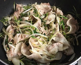 簡単！豚肉ともやしと豆苗の炒め物作り方5写真