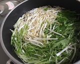 水菜ともやしのカリカリ豚バラ冷麺作り方4写真