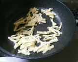 健康にも◎、カブの葉と油揚げの炒め物作り方3写真