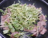 簡単！牛肉と豆苗のオイスタ炒め作り方4写真
