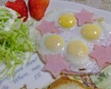 休日の娘の手作りプリティーハムエッグ作り方4写真
