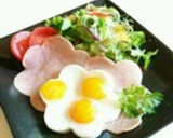 休日の娘の手作りプリティーハムエッグ作り方9写真