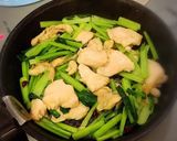 シャキ小松菜とやわらか胸肉のニンニク炒め作り方6写真
