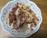簡単！新玉ねぎと新じゃがのコンビーフ炒め作り方3写真