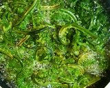 こごみと油揚げの胡麻和え作り方2写真