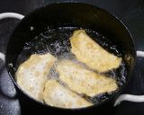 簡単！サバ缶＋餃子の皮☆揚げピザ作り方5写真