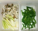 簡単!!しめじと挽き肉でカレー風味ニラ玉作り方1写真