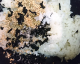 ワカメとゴマの巻き巻きおにぎり作り方1写真