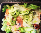 お弁当に◎魚肉ソーセージとレタスの炒め物作り方3写真
