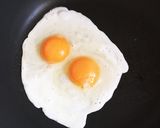 簡単！ソーセージと目玉焼きのハンバーガー作り方4写真