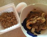 納豆と鶏の生姜焼きのオムレツサラダ作り方1写真