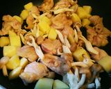 *豆苗と鶏肉のじゃが味噌バター炒め*作り方4写真