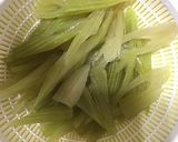 ピリっと辛い！ふきとかまぼこのきんぴら作り方1写真