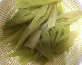 ピリっと辛い！ふきとかまぼこのきんぴら作り方1写真