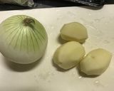 土鍋で作る 丸ごと新玉ねぎと手羽先スープ作り方1写真